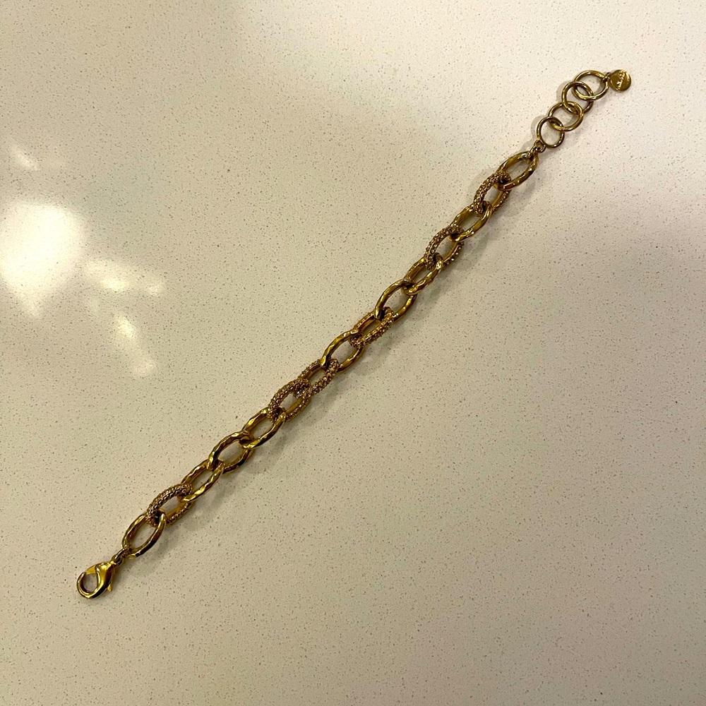 Gorgeous gold chain bracelet with textured chain